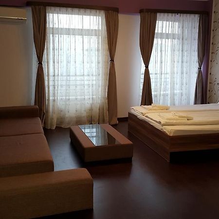 Sunlight Studio Apartment Oradea Exteriör bild