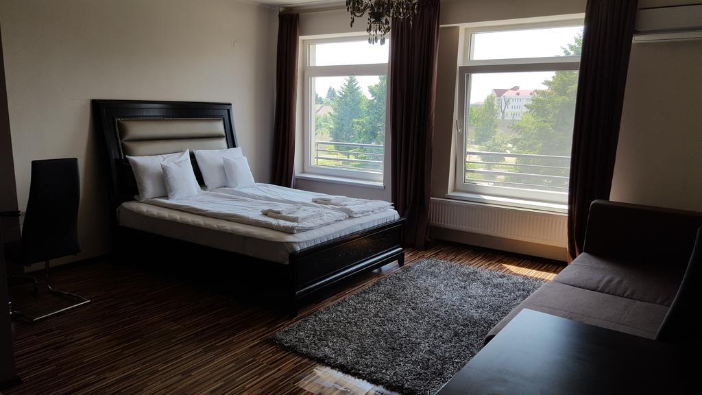 Sunlight Studio Apartment Oradea Exteriör bild